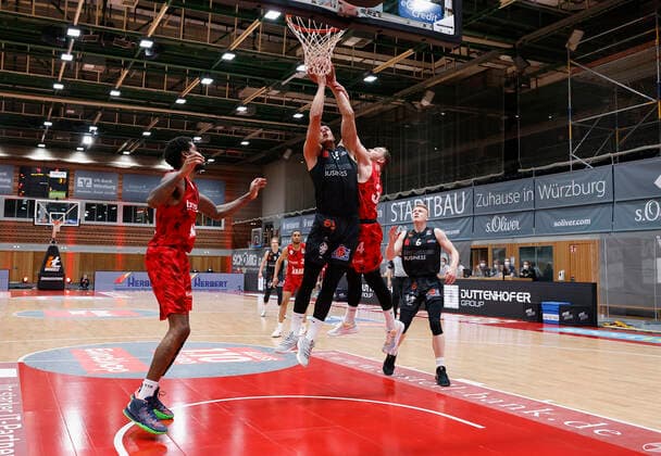 05.05.2021, Basketball, BBL 2020 2021, 33. Spieltag, s.Oliver Wuerzburg - NINERS Chemnitz, GER, Wuerzburg, s.Oliver Arena, Bild: v. li. Perry Jones III (s.Oliver Wuerzburg), Dominique Johnson (NINERS Chemnitz), Felix Hoffmann (s.Oliver Wuerzburg) und Luis Figge (NINERS Chemnitz) Copyright: HMBxMedia xHeikoxBecker