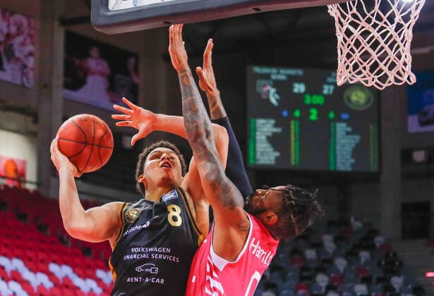 Sport Bilder des Tages James Robinson (Basketball Loewen Braunschweig 08) im Luftduell gegen Alex Hamilton (Telekom Baskets Bonn, 00) Telekom Baskets Bonn vs. Basketball Loewen Braunschweig, Herren, Basketball, Bundesliga, 33. Spieltag, 2020 2021, 04.05.2021 Telekom Baskets Bonn vs. Basketball Loewen Braunschweig, Herren, Basketball, Bundesliga, 33.Spieltag, 2020 2021, 04.05.2021 Bonn Copyright: xJulianxMeusel Eibner-Pressefotox EP_JML