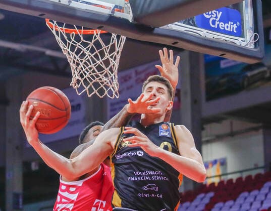 Lukas Wank (Basketball Loewen Braunschweig 00) unter dem Korb gegen James Thompson IV (Telekom Baskets Bonn, 03) Telekom Baskets Bonn vs. Basketball Loewen Braunschweig, Herren, Basketball, Bundesliga, 33. Spieltag, 2020 2021, 04.05.2021 Telekom Baskets Bonn vs. Basketball Loewen Braunschweig, Herren, Basketball, Bundesliga, 33.Spieltag, 2020 2021, 04.05.2021 Bonn Copyright: xJulianxMeusel Eibner-Pressefotox EP_JML