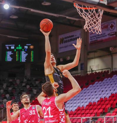 Benedikt Turudic (Basketball Loewen Braunschweig 44) versucht gegen ä21 zu punkten. Telekom Baskets Bonn vs. Basketball Loewen Braunschweig, Herren, Basketball, Bundesliga, 33. Spieltag, 2020 2021, 04.05.2021 Telekom Baskets Bonn vs. Basketball Loewen Braunschweig, Herren, Basketball, Bundesliga, 33.Spieltag, 2020 2021, 04.05.2021 Bonn Copyright: xJulianxMeusel Eibner-Pressefotox EP_JML