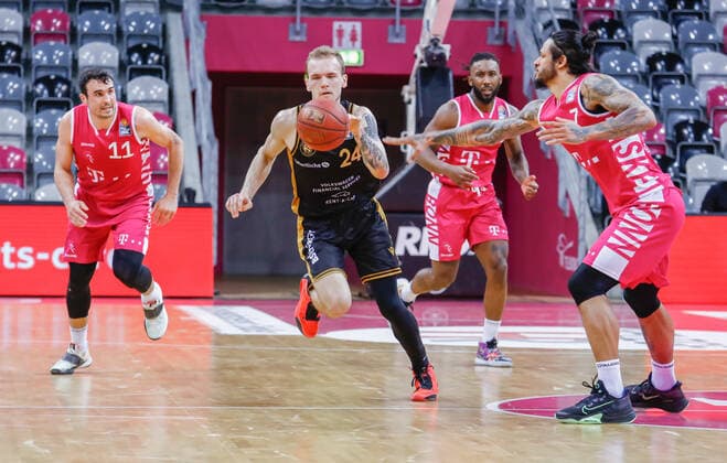 Arnas VeliÄka (Basketball Loewen Braunschweig 24) zieht an den Bonnern Anthony DiLeo (Telekom Baskets Bonn, 11) und Chris Babb (Telekom Baskets Bonn, 07) vorbei. Telekom Baskets Bonn vs. Basketball Loewen Braunschweig, Herren, Basketball, Bundesliga, 33. Spieltag, 2020 2021, 04.05.2021 Telekom Baskets Bonn vs. Basketball Loewen Braunschweig, Herren, Basketball, Bundesliga, 33.Spieltag, 2020 2021, 04.05.2021 Bonn Copyright: xJulianxMeusel Eibner-Pressefotox EP_JML