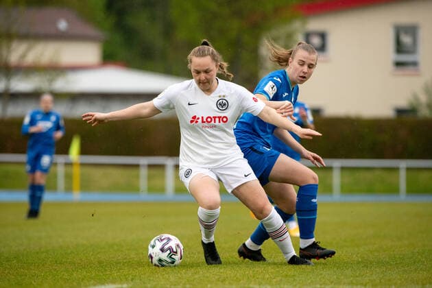 Madeleine Steck (Eintracht Frankfurt U20) im Zweikampf mit Leonie Gebert (TSG Hoffenheim U20), GER, TSG 1899 Hoffenheim U20 vs. Eintracht Frankfurt U20, 06.05.2021, Frauen Fussball 2. Bundesliga Sued, 10. Spieltag, Spielzeit 2020 2021 DFB REGULATIONS PROHIBIT ANY USE OF PHOTOGRAPHS AS IMAGE SEQUENCES AND OR QUASI-VIDEO GER, TSG 1899 Hoffenheim U20 vs. Eintracht Frankfurt U20, 06.05.2021, Frauen Fussball 2. Bundesliga Sued, 10. Spieltag, Spielzeit 2020 2021 Sinsheim Copyright: xEibnerxPressefoto MichaelxMemmlerx EP_MMR