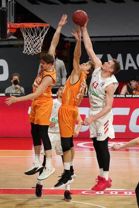 Dreikampf um den Ball zwischen Patrick Heckmann (Ulm), Moritz Krimmer (Ulm) und Leon Radosevic (Muenchen) GER, FC Bayern Basketball vs. ratiopharm ulm, Basketball, 1.Bundesliga, Saison 2020 2021, 07.05.2021, GER, FC Bayern Basketball vs. ratiopharm ulm, Basketball, 1.Bundesliga, Saison 2020 2021, 07.05.2021, Muenchen Copyright: xEIBNER MarcelxEngelbrechtx EP_EER