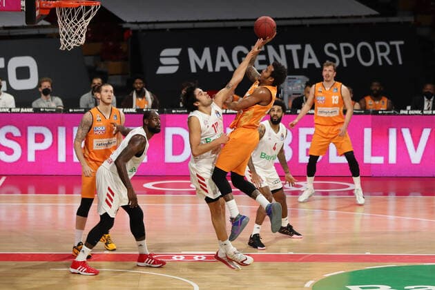 Zweikampf zwischen Erol Ersek (Muenchen) und Troy Caupain (Ulm) GER, FC Bayern Basketball vs. ratiopharm ulm, Basketball, 1.Bundesliga, Saison 2020 2021, 07.05.2021, GER, FC Bayern Basketball vs. ratiopharm ulm, Basketball, 1.Bundesliga, Saison 2020 2021, 07.05.2021, Muenchen Copyright: xEIBNER MarcelxEngelbrechtx EP_EER