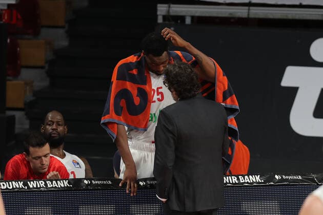 Jajuan Johnson (Muenchen) im Gespraech mit Cheftrainer Andrea Trinchieri (Muenchen) GER, FC Bayern Basketball vs. ratiopharm ulm, Basketball, 1.Bundesliga, Saison 2020 2021, 07.05.2021, GER, FC Bayern Basketball vs. ratiopharm ulm, Basketball, 1.Bundesliga, Saison 2020 2021, 07.05.2021, Muenchen Copyright: xEIBNER MarcelxEngelbrechtx EP_EER