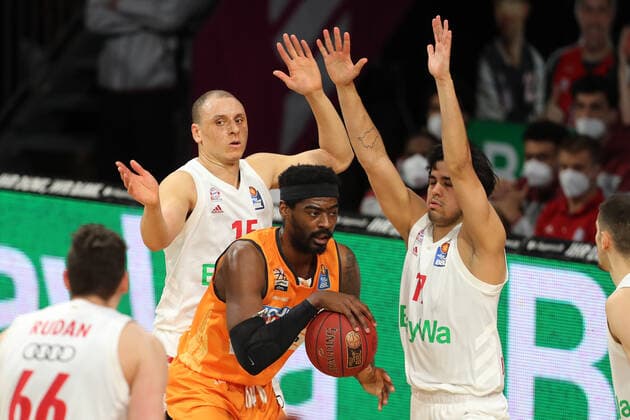 Robin Amaize (Muenchen) und Erol Ersek (Muenchen) blocken Aric Holman (Ulm) GER, FC Bayern Basketball vs. ratiopharm ulm, Basketball, 1.Bundesliga, Saison 2020 2021, 07.05.2021, GER, FC Bayern Basketball vs. ratiopharm ulm, Basketball, 1.Bundesliga, Saison 2020 2021, 07.05.2021, Muenchen Copyright: xEIBNER MarcelxEngelbrechtx EP_EER