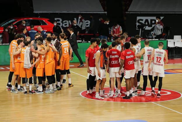 Beide Mannschaften nach Spielende GER, FC Bayern Basketball vs. ratiopharm ulm, Basketball, 1.Bundesliga, Saison 2020 2021, 07.05.2021, GER, FC Bayern Basketball vs. ratiopharm ulm, Basketball, 1.Bundesliga, Saison 2020 2021, 07.05.2021, Muenchen Copyright: xEIBNER MarcelxEngelbrechtx EP_EER