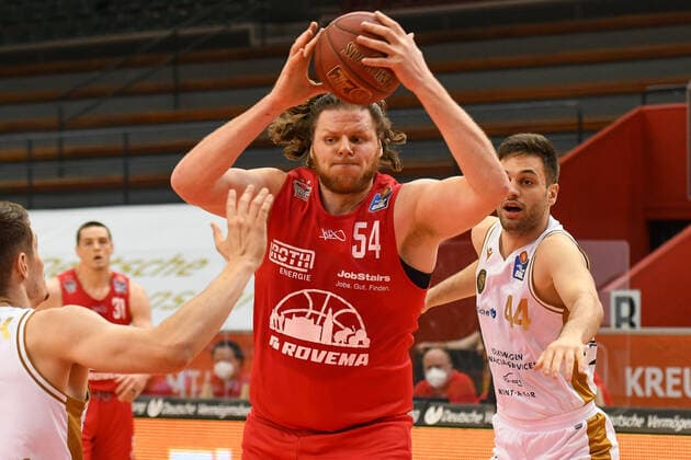John Bryant, Benedikt Turudic 34. Spieltag, Basketball Bundesliga, Basketball Saison 2020 2021, Deutschland, easyCredit BBL, Germany, Giessen 46ers, giessen rot, Herren, Jobstairs GIESSEN 46ers - Basketball Löwen Braunschweig, Männer, Braunschweig in weiß