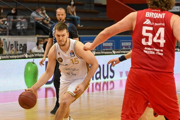 Martin Peterka, John Bryant 34. Spieltag, Basketball Bundesliga, Basketball Saison 2020 2021, Deutschland, easyCredit BBL, Germany, Giessen 46ers, giessen rot, Herren, Jobstairs GIESSEN 46ers - Basketball Löwen Braunschweig, Männer, Braunschweig in weiß