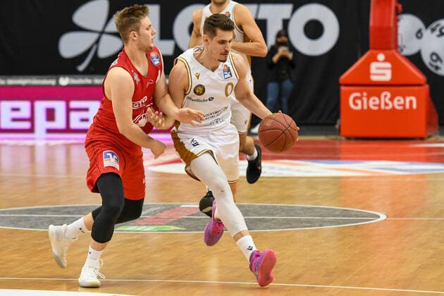 Bjarne Kraushaar, Lukas Wank 34. Spieltag, Basketball Bundesliga, Basketball Saison 2020 2021, Deutschland, easyCredit BBL, Germany, Giessen 46ers, giessen rot, Herren, Jobstairs GIESSEN 46ers - Basketball Löwen Braunschweig, Männer, Braunschweig in weiß