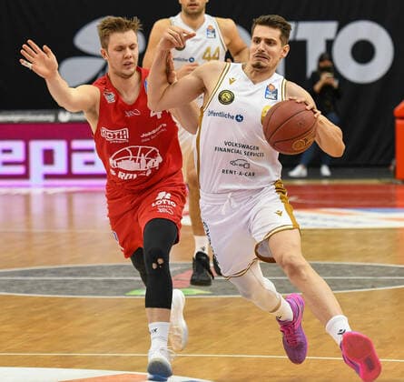 Bjarne Kraushaar, Lukas Wank 34. Spieltag, Basketball Bundesliga, Basketball Saison 2020 2021, Deutschland, easyCredit BBL, Germany, Giessen 46ers, giessen rot, Herren, Jobstairs GIESSEN 46ers - Basketball Löwen Braunschweig, Männer, Braunschweig in weiß