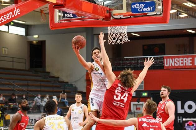 Benedikt Turudic, John BryantF 34. Spieltag, Basketball Bundesliga, Basketball Saison 2020 2021, Deutschland, easyCredit BBL, Germany, Giessen 46ers, giessen rot, Herren, Jobstairs GIESSEN 46ers - Basketball Löwen Braunschweig, Männer, Braunschweig in weiß