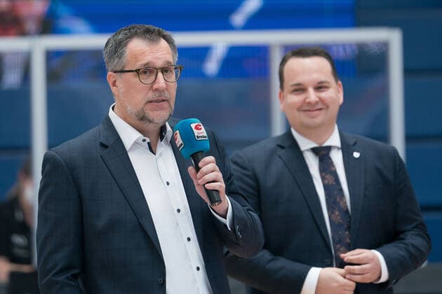Syntainics MBC - EWE Baskets Oldenburg, Basketball, Bundesliga, Maenner, 2020 2021, 34. Spieltag, 09.05.2021, v.l.: Headcoach Silvano Poropat (MBC) während seiner Verabschiedung durch MBC-Manager Martin Geissler. Syntainics MBC - EWE Baskets Oldenburg, Basketball, Bundesliga, Maenner, 2020 2021, 34. Spieltag, 09.05.2021, Weissenfels