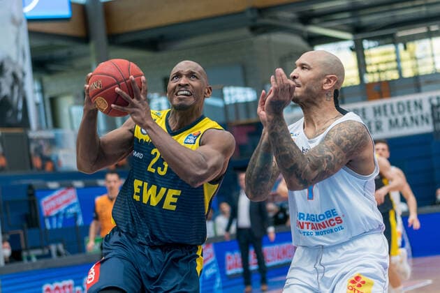 Syntainics MBC - EWE Baskets Oldenburg, Basketball, Bundesliga, Maenner, 2020 2021, 34. Spieltag, 09.05.2021, v.l.: Rickey Paulding (Oldenburg,23), Sergio Kerusch (MBC, 7). Syntainics MBC - EWE Baskets Oldenburg, Basketball, Bundesliga, Maenner, 2020 2021, 34. Spieltag, 09.05.2021, Weissenfels