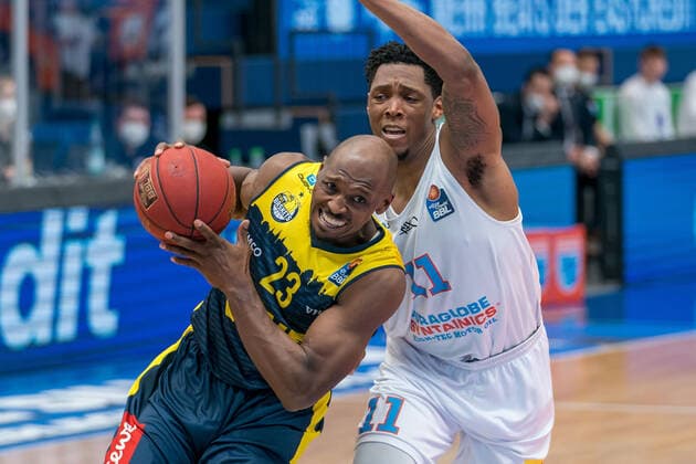 Syntainics MBC - EWE Baskets Oldenburg, Basketball, Bundesliga, Maenner, 2020 2021, 34. Spieltag, 09.05.2021, v.l.: Rickey Paulding (Oldenburg,23), Kyndahl Hill (MBC, 11). Syntainics MBC - EWE Baskets Oldenburg, Basketball, Bundesliga, Maenner, 2020 2021, 34. Spieltag, 09.05.2021, Weissenfels
