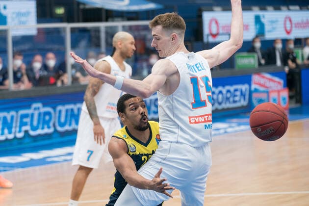 Syntainics MBC - EWE Baskets Oldenburg, Basketball, Bundesliga, Maenner, 2020 2021, 34. Spieltag, 09.05.2021, v.l.: Sergio Kerusch (MBC, 7), Phil Pressey (Oldenburg, 25), Philipp Hartwich (MBC, 12). Syntainics MBC - EWE Baskets Oldenburg, Basketball, Bundesliga, Maenner, 2020 2021, 34. Spieltag, 09.05.2021, Weissenfels