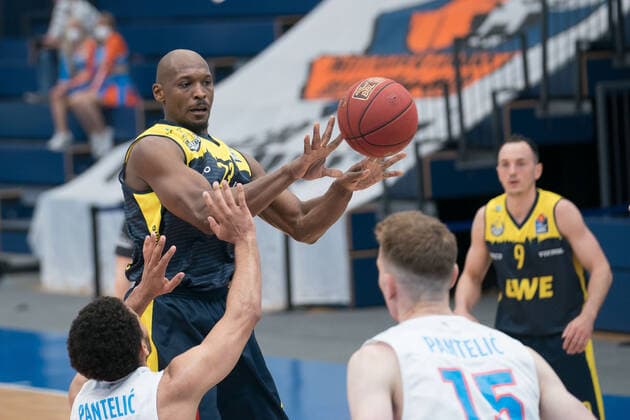 Syntainics MBC - EWE Baskets Oldenburg, Basketball, Bundesliga, Maenner, 2020 2021, 34. Spieltag, 09.05.2021, v.l.: Quinton Hooker (MBC, 21), Rickey Paulding (Oldenburg,23), Philipp Hartwich (MBC, 12), Karsten Tadda (Oldenburg, 9). Syntainics MBC - EWE Baskets Oldenburg, Basketball, Bundesliga, Maenner, 2020 2021, 34. Spieltag, 09.05.2021, Weissenfels