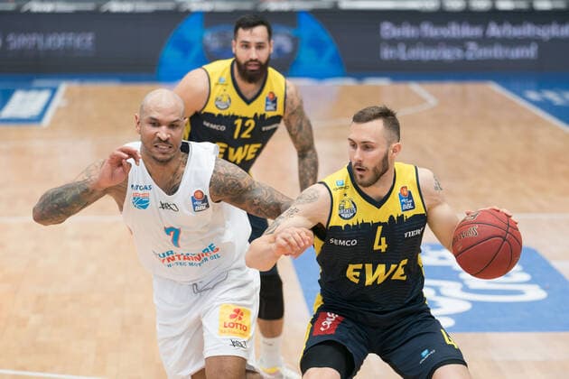 Syntainics MBC - EWE Baskets Oldenburg, Basketball, Bundesliga, Maenner, 2020 2021, 34. Spieltag, 09.05.2021, v.l.: Sergio Kerusch (MBC, 7), Martin Breunig (Oldenburg, 12), Keith Hornsby (Oldenburg, 4). Syntainics MBC - EWE Baskets Oldenburg, Basketball, Bundesliga, Maenner, 2020 2021, 34. Spieltag, 09.05.2021, Weissenfels