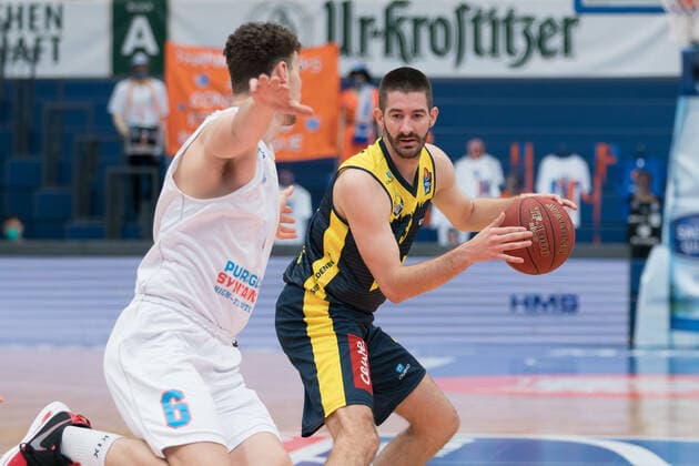 Syntainics MBC - EWE Baskets Oldenburg, Basketball, Bundesliga, Maenner, 2020 2021, 34. Spieltag, 09.05.2021, v.l.: Marko Krstanovic (MBC, 6), Braydon Hobbs (Oldenburg, 3). Syntainics MBC - EWE Baskets Oldenburg, Basketball, Bundesliga, Maenner, 2020 2021, 34. Spieltag, 09.05.2021, Weissenfels