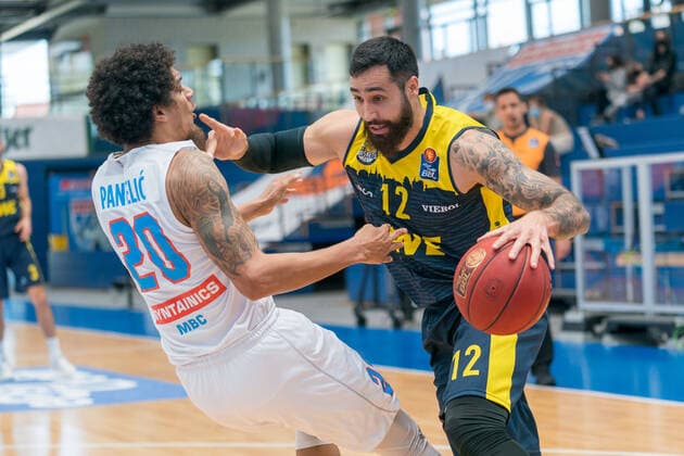 Syntainics MBC - EWE Baskets Oldenburg, Basketball, Bundesliga, Maenner, 2020 2021, 34. Spieltag, 09.05.2021, v.l.: Deron Washington (MBC, 20), Martin Breunig (Oldenburg, 12). Syntainics MBC - EWE Baskets Oldenburg, Basketball, Bundesliga, Maenner, 2020 2021, 34. Spieltag, 09.05.2021, Weissenfels