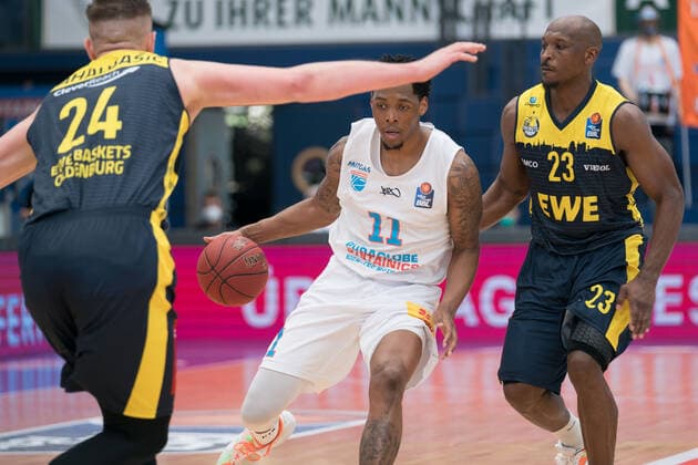 Syntainics MBC - EWE Baskets Oldenburg, Basketball, Bundesliga, Maenner, 2020 2021, 34. Spieltag, 09.05.2021, v.l.: Rasid Mahalbasic (Oldenburg, 24), Kyndahl Hill (MBC, 11), Rickey Paulding (Oldenburg,23). Syntainics MBC - EWE Baskets Oldenburg, Basketball, Bundesliga, Maenner, 2020 2021, 34. Spieltag, 09.05.2021, Weissenfels