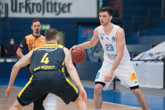 Syntainics MBC - EWE Baskets Oldenburg, Basketball, Bundesliga, Maenner, 2020 2021, 34. Spieltag, 09.05.2021, v.l.: Keith Hornsby (Oldenburg, 4), Michal Michalak (MBC, 23). Syntainics MBC - EWE Baskets Oldenburg, Basketball, Bundesliga, Maenner, 2020 2021, 34. Spieltag, 09.05.2021, Weissenfels