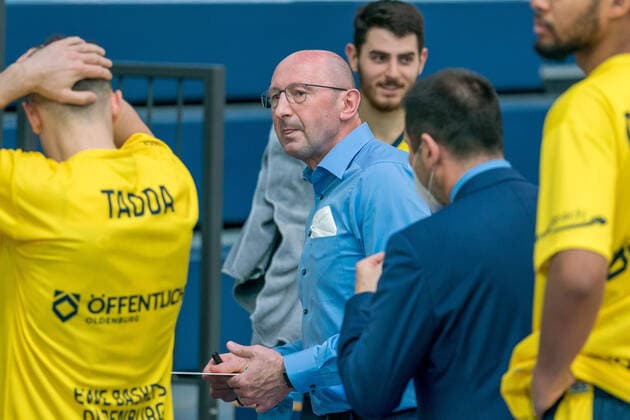 Syntainics MBC - EWE Baskets Oldenburg, Basketball, Bundesliga, Maenner, 2020 2021, 34. Spieltag, 09.05.2021, Headcoach Mladen Drijencic (Baskets Oldenburg), Auszeit. Syntainics MBC - EWE Baskets Oldenburg, Basketball, Bundesliga, Maenner, 2020 2021, 34. Spieltag, 09.05.2021, Weissenfels