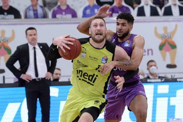 Sport Bilder des Tages Matthew Tiby (medi bayreuth) (am Ball), Marvin Omuvwie (BG Goettingen) (R) , Basketball, Bundesliga, BBL, BG Goettingen - medi bayreuth, 09.05.2021, BG Goettingen - medi bayreuth, Basketball, Bundesliga, GER, BBL, 09.05.2021 Goettingen Copyright: xEibner-Pressefotox-xRolandxSippelx