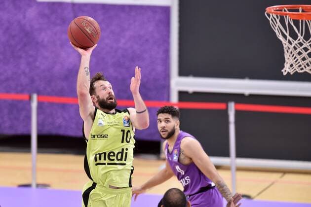 Korbelger von Bastian Doreth (medi bayreuth), Marvin Omuvwie (BG Goettingen) (hinten) , Basketball, Bundesliga, BBL, BG Goettingen - medi bayreuth, 09.05.2021, BG Goettingen - medi bayreuth, Basketball, Bundesliga, GER, BBL, 09.05.2021 Goettingen Copyright: xEibner-Pressefotox-xRolandxSippelx
