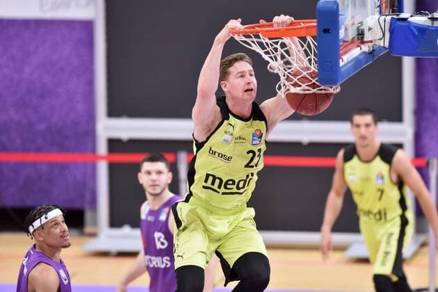 Dunk, Korbleger von David Walker (medi bayreuth); Rihards Lomazs (BG Goettingen) (hinten) , Basketball, Bundesliga, BBL, BG Goettingen - medi bayreuth, 09.05.2021, BG Goettingen - medi bayreuth, Basketball, Bundesliga, GER, BBL, 09.05.2021 Goettingen Copyright: xEibner-Pressefotox-xRolandxSippelx
