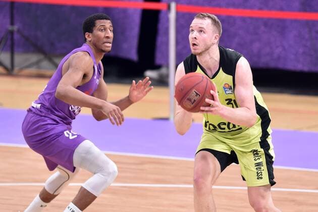 Osvaldas Olisevicius (medi bayreuth) (am Ball), Aubrey Dawkins (BG Goettingen) (L) , Basketball, Bundesliga, BBL, BG Goettingen - medi bayreuth, 09.05.2021, BG Goettingen - medi bayreuth, Basketball, Bundesliga, GER, BBL, 09.05.2021 Goettingen Copyright: xEibner-Pressefotox-xRolandxSippelx