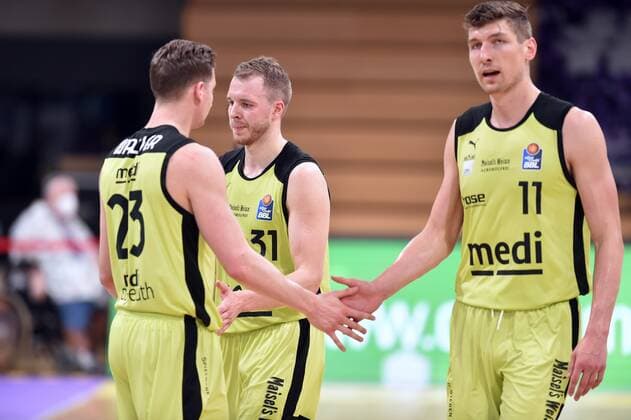 David Walker (medi bayreuth), Osvaldas Olisevicius, Andreas Seiferth (L-R) , Basketball, Bundesliga, BBL, BG Goettingen - medi bayreuth, 09.05.2021, BG Goettingen - medi bayreuth, Basketball, Bundesliga, GER, BBL, 09.05.2021 Goettingen Copyright: xEibner-Pressefotox-xRolandxSippelx
