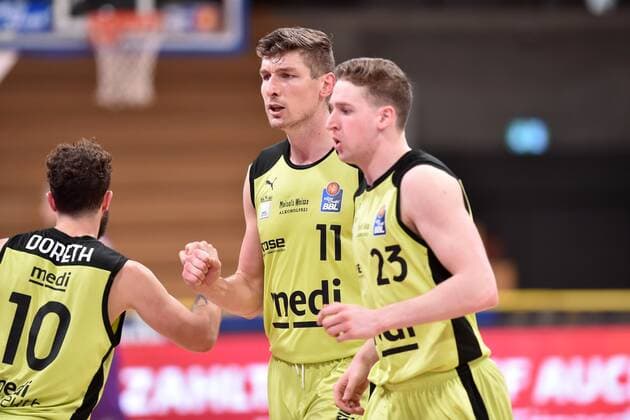 Andreas Seiferth (medi bayreuth) (M)), David Walker (R), Bastian Doreth (NR 10) , Basketball, Bundesliga, BBL, BG Goettingen - medi bayreuth, 09.05.2021, BG Goettingen - medi bayreuth, Basketball, Bundesliga, GER, BBL, 09.05.2021 Goettingen Copyright: xEibner-Pressefotox-xRolandxSippelx