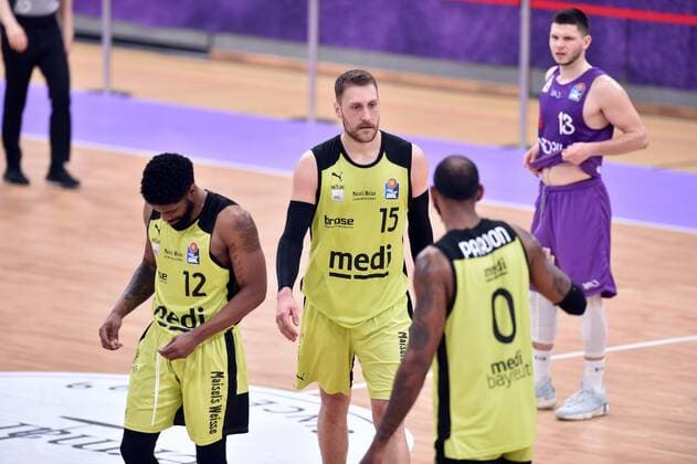 Matthew Tiby (medi bayreuth) (M), Lazeric Jones (medi bayreuth) (L), Dererk Pardon (medi bayreuth), Rihards Lomazs (BG Goettingen) (hinten) , Basketball, Bundesliga, BBL, BG Goettingen - medi bayreuth, 09.05.2021, BG Goettingen - medi bayreuth, Basketball, Bundesliga, GER, BBL, 09.05.2021 Goettingen Copyright: xEibner-Pressefotox-xRolandxSippelx