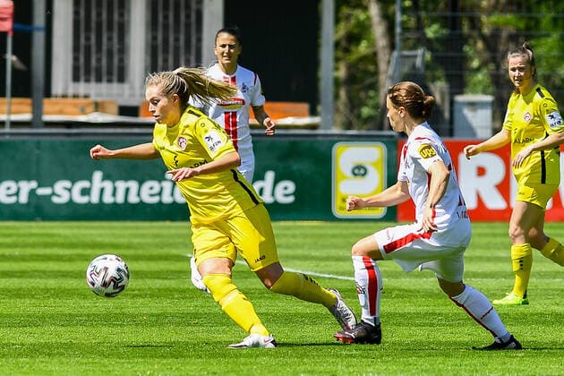 v.li.: Jenaya Robertson (Würzburger Kickers, 12), Alicia-Sophie Gudorf (Köln, 12), Zweikampf, Duell, duel, tackle, tackling, Dynamik, Action, Aktion, 09.05.2021, Köln (Deutschland), Fussball, 2. Frauen-Bundesliga Süd, 1. FC Köln - FC Würzburger Kickers, DFB DFL REGULATIONS PROHIBIT ANY USE OF PHOTOGRAPHS AS IMAGE SEQUENCES AND OR QUASI-VIDEO.