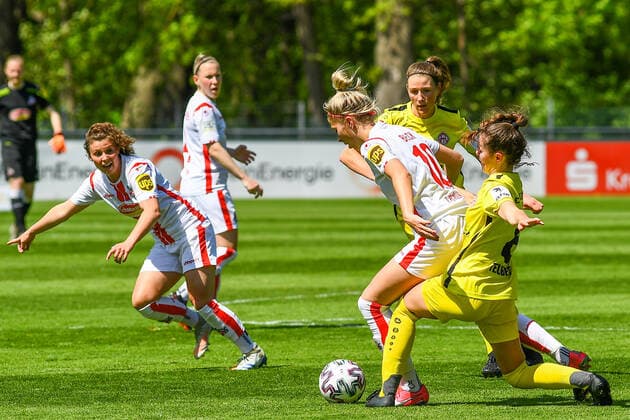 v.li.: Anja Pfluger (Köln, 20), Sharon Beck (Köln, 10), Eva Teubert (Würzburger Kickers, 8), Zweikampf, Duell, duel, tackle, tackling, Dynamik, Action, Aktion, 09.05.2021, Köln (Deutschland), Fussball, 2. Frauen-Bundesliga Süd, 1. FC Köln - FC Würzburger Kickers, DFB DFL REGULATIONS PROHIBIT ANY USE OF PHOTOGRAPHS AS IMAGE SEQUENCES AND OR QUASI-VIDEO.