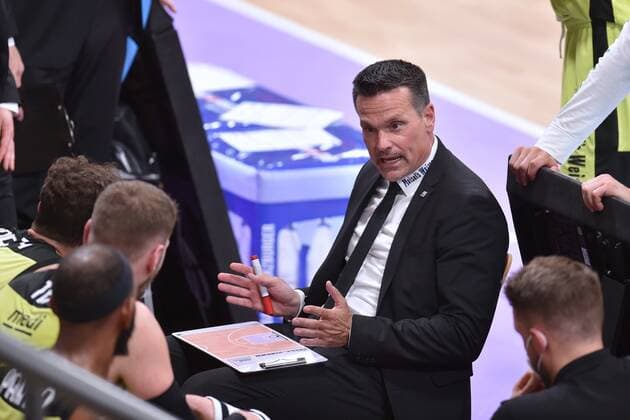 Raoul Korner (Trainer, Headcaoch medi bayreuth) in einer Auszeit , Basketball, Bundesliga, BBL, BG Goettingen - medi bayreuth, 09.05.2021, BG Goettingen - medi bayreuth, Basketball, Bundesliga, GER, BBL, 09.05.2021 Goettingen Copyright: xEibner-Pressefotox-xRolandxSippelx