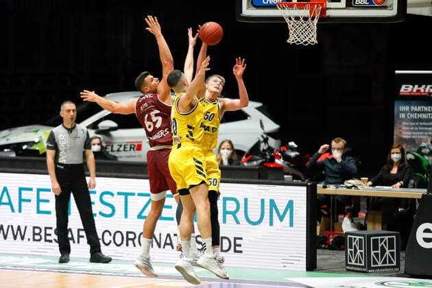 09.05.2021, xgox, Basketball, easyCredit BBL, Niners Chemnitz - Alba Berlin emspor, v.l. Filip Stanic (Niners Chemnitz, 65), Simone Fontecchio (Alba Berlin, 20), Ben Lammers (Alba Berlin, 50) Zweikampf Chemnitz