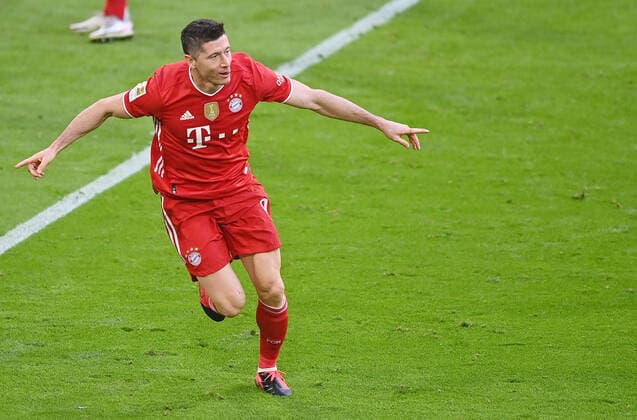 Torjubel Robert LEWANDOWSKI (Bayern Muenchen) nach Tor zum 3-0, Jubel,Freude,Begeisterung, Aktion,Einzelaktion,Einzelbild, Freisteller,Ganzkoerperaufnahme,ganze Figur Fussball 1. Bundesliga Saison 2020 2021,32.Spieltag, Spieltag32, FC Bayern Muenchen - Borussia Moenchengladbach am 08.05.2021. A L L I A N Z A R E N A Foto:Lennart Preiss Wiiters Pool via Sven Simon Fotoagentur GmbH & Co. DFL REGULATIONS PROHIBIT ANY USE OF PHOTOGRAPHS AS IMAGE SEQUENCES AND OR QUASI-VIDEO.EDITORIAL USE ONLY. Nur fuer journalistische Zwecke! National and International News Agencies OUT NO RESALE!
