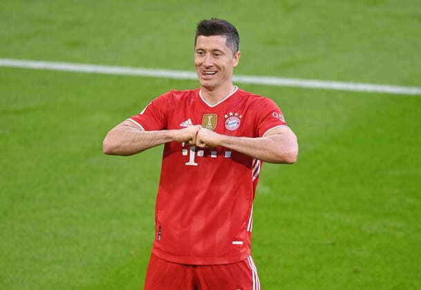 Torjubel Robert LEWANDOWSKI (Bayern Muenchen) nach Tor zum 3-0, Jubel,Freude,Begeisterung, Aktion,Einzelbild,angeschnittenes Einzelmotiv,Halbfigur,halbe Figur. Fussball 1. Bundesliga Saison 2020 2021,32.Spieltag, Spieltag32, FC Bayern Muenchen - Borussia Moenchengladbach am 08.05.2021. A L L I A N Z A R E N A Foto:Lennart Preiss Wiiters Pool via Sven Simon Fotoagentur GmbH & Co. DFL REGULATIONS PROHIBIT ANY USE OF PHOTOGRAPHS AS IMAGE SEQUENCES AND OR QUASI-VIDEO.EDITORIAL USE ONLY. Nur fuer journalistische Zwecke! National and International News Agencies OUT NO RESALE!