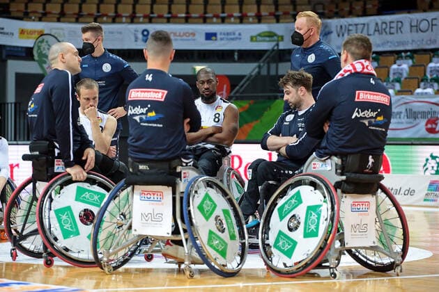 15.05.2021, xovx, Rollstuhlbasketball Bundesliga, Playoffs-Finale Deutsche Meisterschaft - Spiel 2, RSV Lahn-Dill - RSB Thuringia Bulls Enttäuschte Spieler des RSV Lahn-Dill nach der 52:45 Niederlage gegen den RSB Thuringa Bulls, v.l. Ian Sagar (RSV Lahn-Dill), Thomas Böhme (RSV Lahn-Dill), Mark Beissert (RSV Lahn-Dill), Brian Bell (RSV Lahn-Dill), Simon Brown (RSV Lahn-Dill), Dominik Mosler (RSV Lahn-Dill) Wetzlar Rittal-Arena Hessen Deutschland (DE)