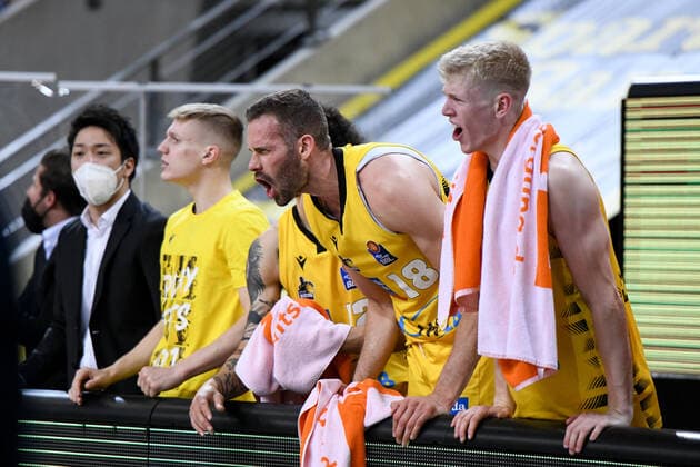 Jonas Wohlfarth-Bottermann (MHP Riesen Ludwigsburg) und Jacob Patrick (MHP Riesen Ludwigsburg) feuern ihr Team von der Bank an, GER, MHP Riesen Ludwigsburg vs. Brose Bamberg, 19.05.2021, Play Off Viertelfinale Spiel 1, easycredit Basketball Bundesliga, Spielzeit 2020 2021. GER, MHP Riesen Ludwigsburg vs. Brose Bamberg, 19.05.2021, Play Off Viertelfinale Spiel 1, easycredit Basketball Bundesliga, Spielzeit 2020 2021 Ludwigsburg Copyright: xEibnerxPressefoto MichaelxMemmlerx EP_MMR
