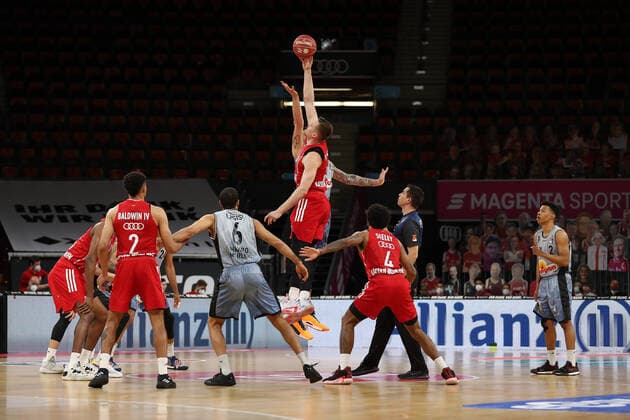Tip-Off der Partie GER, FC Bayern Basketball vs. Hakro Merlins Crailsheim, Basketball, 1.Bundesliga, Playoffs 2020 2021, Viertelfinale Spiel 1, 19.05.2021, GER, FC Bayern Basketball vs. Hakro Merlins Crailsheim, Basketball, 1.Bundesliga, Playoffs 2020 2021, Viertelfinale Spiel 1, 19.05.2021, Muenchen Copyright: xEIBNER MarcelxEngelbrechtx EP_EER
