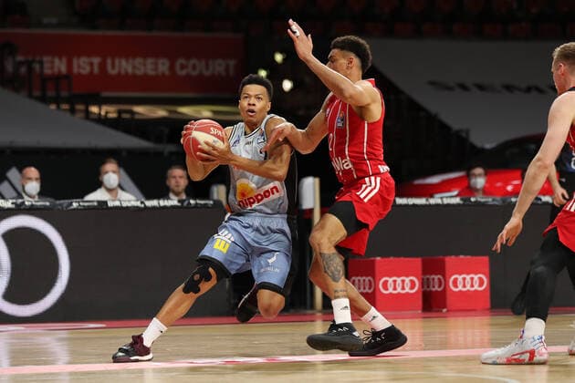 Zweikampf zwischen Trae Bell-Haynes (Crailsheim) und Wade Baldwin IV (Muenchen) GER, FC Bayern Basketball vs. Hakro Merlins Crailsheim, Basketball, 1.Bundesliga, Playoffs 2020 2021, Viertelfinale Spiel 1, 19.05.2021, GER, FC Bayern Basketball vs. Hakro Merlins Crailsheim, Basketball, 1.Bundesliga, Playoffs 2020 2021, Viertelfinale Spiel 1, 19.05.2021, Muenchen Copyright: xEIBNER MarcelxEngelbrechtx EP_EER