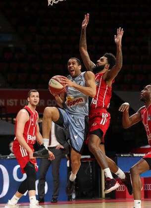 Elias Lasisi (Crailsheim) und Dennis Seeley (Muenchen) im Zweikampf GER, FC Bayern Basketball vs. Hakro Merlins Crailsheim, Basketball, 1.Bundesliga, Playoffs 2020 2021, Viertelfinale Spiel 1, 19.05.2021, GER, FC Bayern Basketball vs. Hakro Merlins Crailsheim, Basketball, 1.Bundesliga, Playoffs 2020 2021, Viertelfinale Spiel 1, 19.05.2021, Muenchen Copyright: xEIBNER MarcelxEngelbrechtx EP_EER