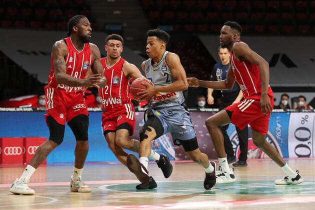 Jalen Reynolds (Muenchen) versucht Trae Bell-Haynes (Crailsheim) zu blocken GER, FC Bayern Basketball vs. Hakro Merlins Crailsheim, Basketball, 1.Bundesliga, Playoffs 2020 2021, Viertelfinale Spiel 1, 19.05.2021, GER, FC Bayern Basketball vs. Hakro Merlins Crailsheim, Basketball, 1.Bundesliga, Playoffs 2020 2021, Viertelfinale Spiel 1, 19.05.2021, Muenchen Copyright: xEIBNER MarcelxEngelbrechtx EP_EER