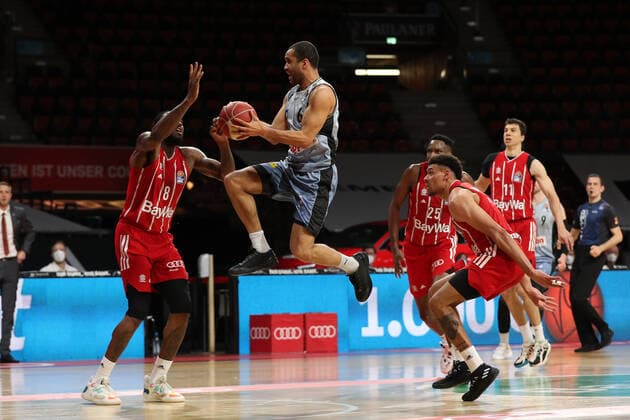 Elias Lasisi (Crailsheim) in der Luft GER, FC Bayern Basketball vs. Hakro Merlins Crailsheim, Basketball, 1.Bundesliga, Playoffs 2020 2021, Viertelfinale Spiel 1, 19.05.2021, GER, FC Bayern Basketball vs. Hakro Merlins Crailsheim, Basketball, 1.Bundesliga, Playoffs 2020 2021, Viertelfinale Spiel 1, 19.05.2021, Muenchen Copyright: xEIBNER MarcelxEngelbrechtx EP_EER