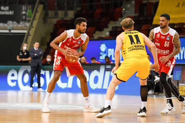Kenneth Ogbe (Brose Bamberg) im Zweikampf mit Lukas Herzog (MHP Riesen Ludwigsburg), GER, MHP Riesen Ludwigsburg vs. Brose Bamberg, 19.05.2021, Play Off Viertelfinale Spiel 1, easycredit Basketball Bundesliga, Spielzeit 2020 2021. GER, MHP Riesen Ludwigsburg vs. Brose Bamberg, 19.05.2021, Play Off Viertelfinale Spiel 1, easycredit Basketball Bundesliga, Spielzeit 2020 2021 Ludwigsburg Copyright: xEibnerxPressefoto MichaelxMemmlerx EP_MMR