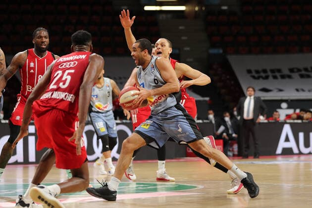 Zweikampf zwischen Robin Amaize (Muenchen) und Elias Lasisi (Crailsheim) GER, FC Bayern Basketball vs. Hakro Merlins Crailsheim, Basketball, 1.Bundesliga, Playoffs 2020 2021, Viertelfinale Spiel 1, 19.05.2021, GER, FC Bayern Basketball vs. Hakro Merlins Crailsheim, Basketball, 1.Bundesliga, Playoffs 2020 2021, Viertelfinale Spiel 1, 19.05.2021, Muenchen Copyright: xEIBNER MarcelxEngelbrechtx EP_EER