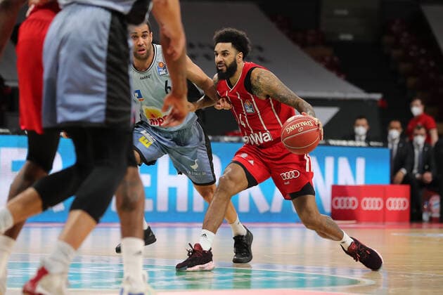 Zweikampf zwischen Elias Lasisi (Crailsheim) und Dennis Seeley (Muenchen) GER, FC Bayern Basketball vs. Hakro Merlins Crailsheim, Basketball, 1.Bundesliga, Playoffs 2020 2021, Viertelfinale Spiel 1, 19.05.2021, GER, FC Bayern Basketball vs. Hakro Merlins Crailsheim, Basketball, 1.Bundesliga, Playoffs 2020 2021, Viertelfinale Spiel 1, 19.05.2021, Muenchen Copyright: xEIBNER MarcelxEngelbrechtx EP_EER